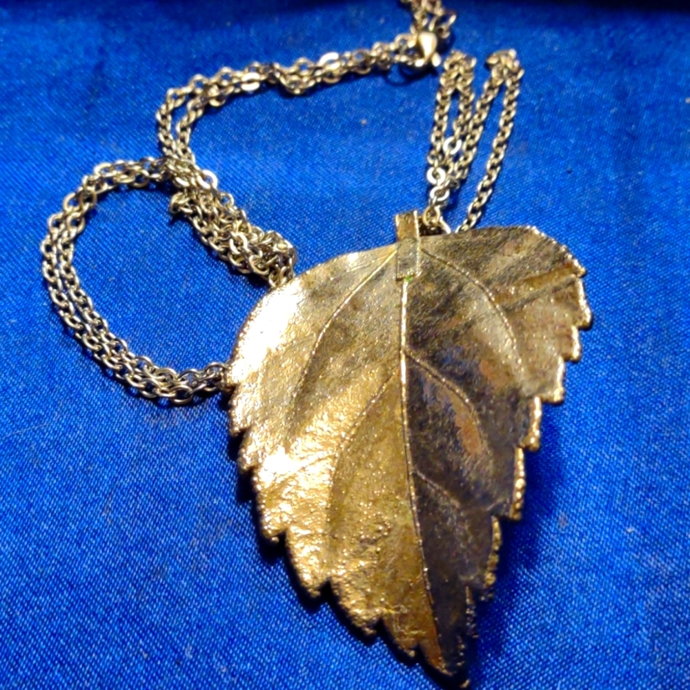 Beautiful vintage silver dipped leaf necklace